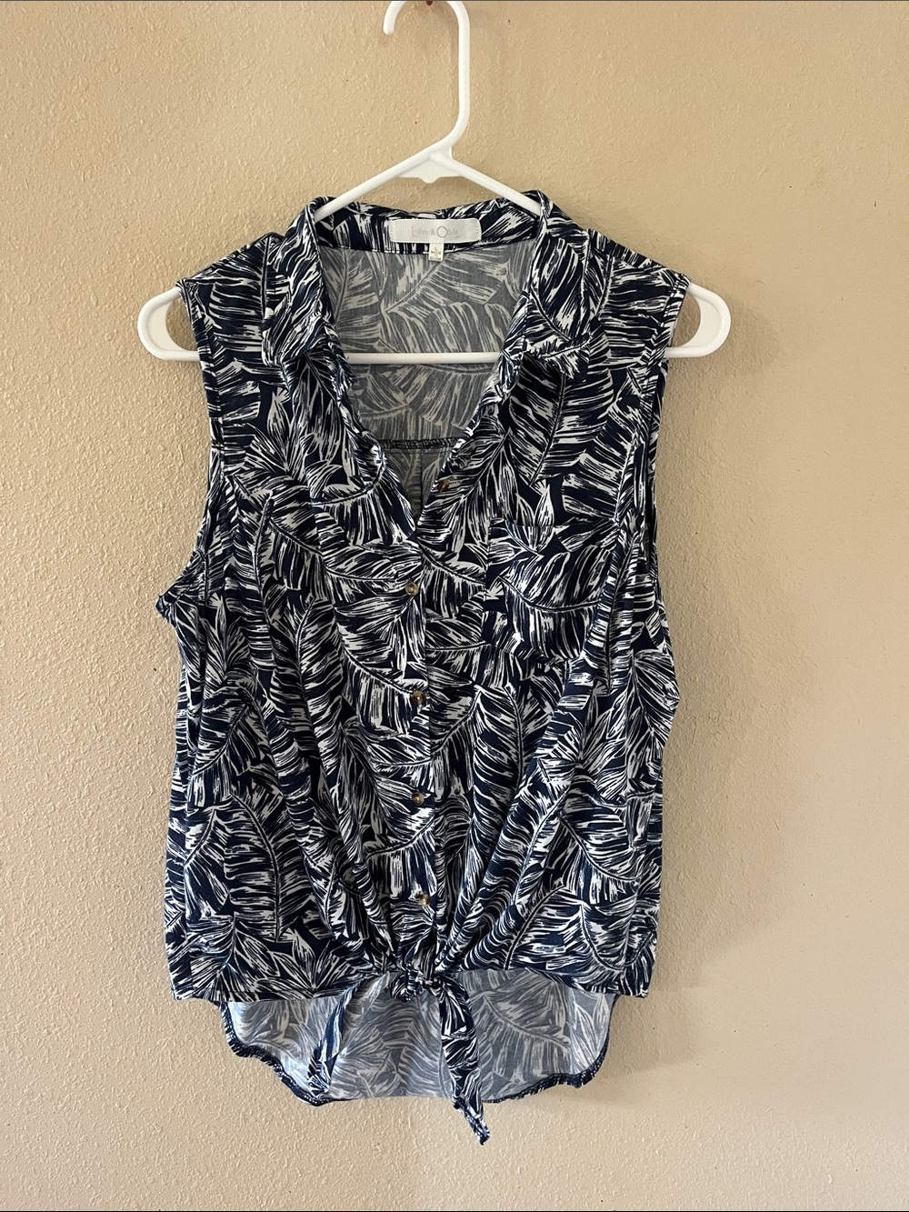 Eden & Olivia Navy and White Leaf-Print Tie-Front Tank